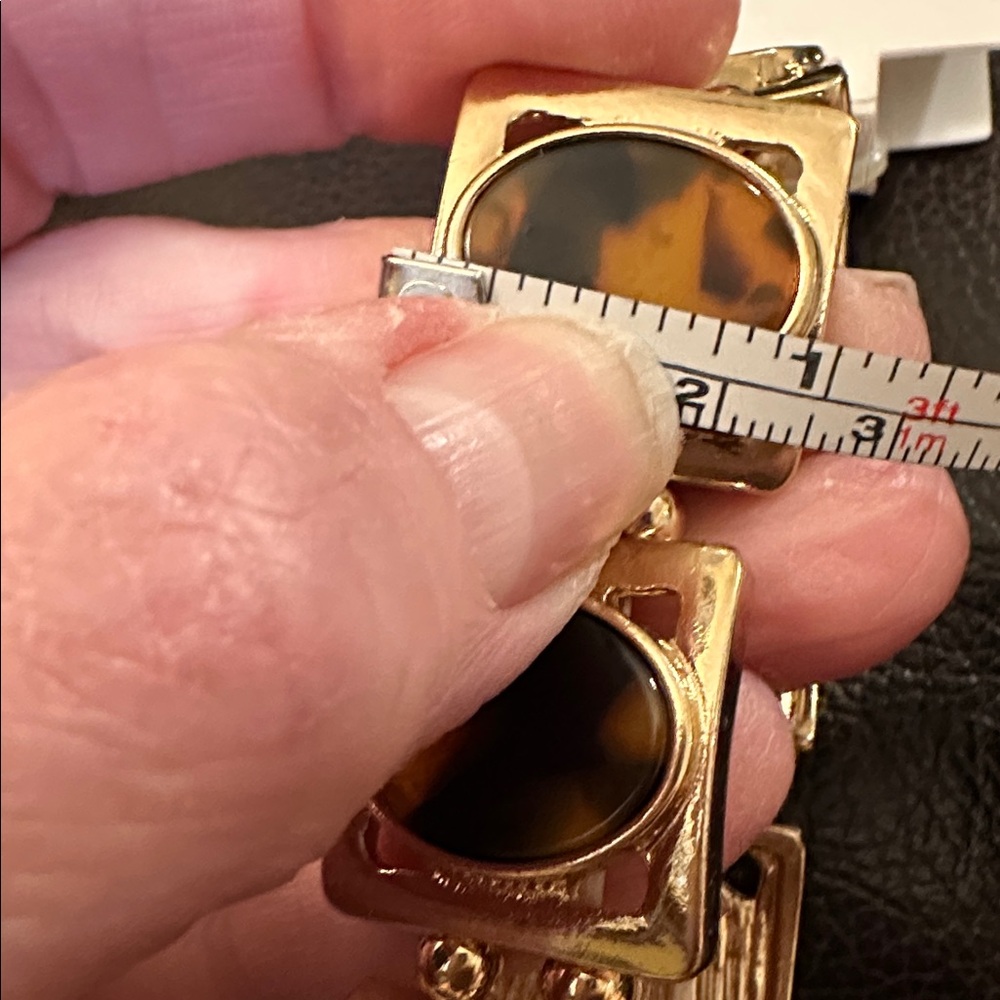Laundry by Shelli Segal - Gold and Tortoise Bracelet - Picture 6 of 7